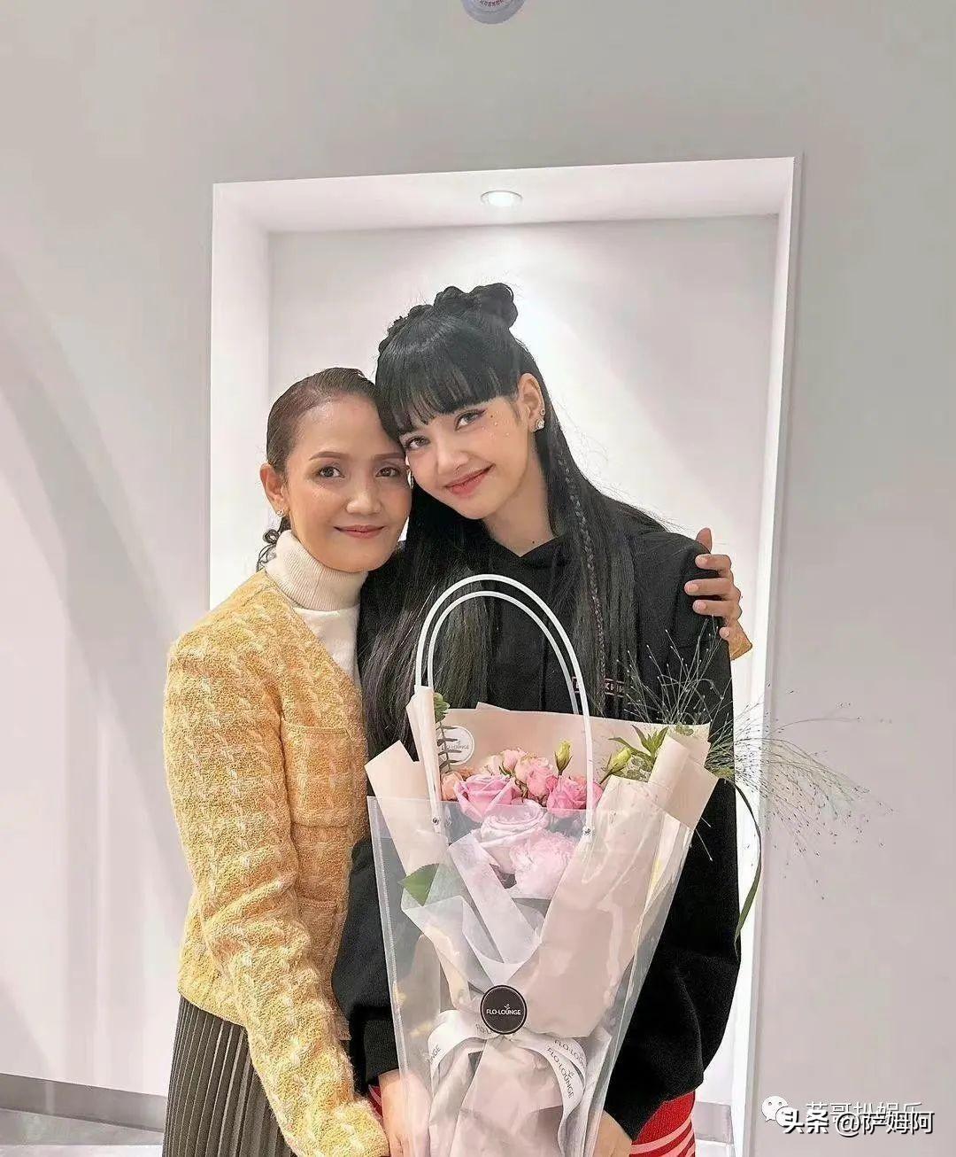 Lisa最新欧美风格照片与小巷深处的独特风情小店探秘